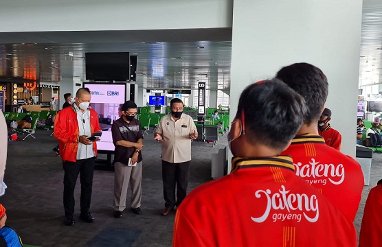 Plt Ketua KONI Jateng Bona Ventura didamping Kabid Humas KONI Jateng Darjo Soyat dan Waka Bidang Sumber Daya Henri Pelupessi saat melepas kontingan cabor paralayang Jateng di Ruang Tunggu Bandara A Yani Semarang, Senin (20/9).