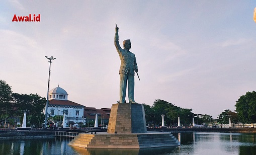 Patung Bung Karno berdiri megah di Polder Tawang Semarang.