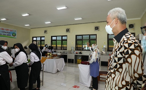 Gubernur Ganjar Pranowo meninjau PTM di SMKN 1 Tengaran Kab Semarang, Jumat (24/9)
