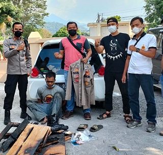 Kapolsek Banyubiru Iptu Subhan SE MSi (dua dari kiri) dan jajarannya setelah berhasil meringkus pelaku pencurian kotak amal masjid dan mushola. Dari pelaku juga diamankan pakaian dinas polisi lengkap