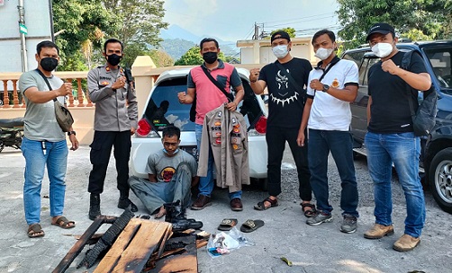 Kapolsek Banyubiru Iptu Subhan SE MSi (dua dari kiri) dan jajarannya setelah berhasil meringkus pelaku pencurian kotak amal masjid dan mushola. Dari pelaku juga diamankan pakaian dinas polisi lengkap