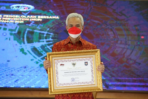 Gubernur Ganjar Pranowo menerima penghargaan dari Kemendagri usai Provinsi Jawa Tengah kembali dinobatkan sebagai provinsi terbaik dalam penyelesaian tindak lanjut hasil pengawasan (TLHP) penyelenggaraan pemerintahan daerah, Selasa (31/8)