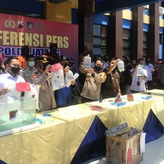 Kapolda Jateng memimpin konferensi pers