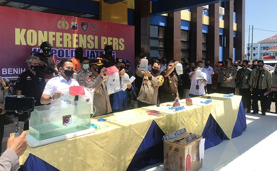 Kapolda Jateng memimpin konferensi pers