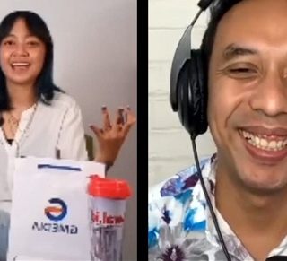 Pongki Barata (kanan) dipandu Anastasia Cinantya (Acin) terlibat dialog saat tampil di program acara Ngos-ngosan, Jumat (17/9).