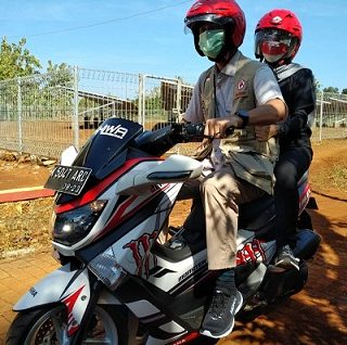 Gubernur Jateng Ganjar Pranowo dan istri menyusuri Desa Parang Karimunjawa dengan mengendarai motor, Jumat (10/9)