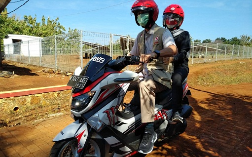 Gubernur Jateng Ganjar Pranowo dan istri menyusuri Desa Parang Karimunjawa dengan mengendarai motor, Jumat (10/9)