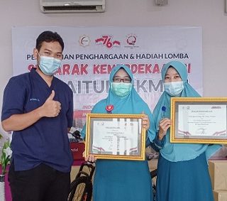 Direktur RSBH dr Lukman Haqim memberikan penghargaan kepada unit terbaik se RS Baitul Hikmah dalam rangka peringatan HUT Kemedekaan RI tahun 2021