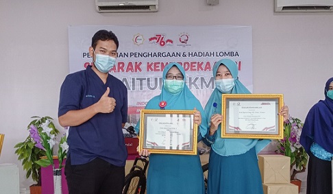 Direktur RSBH dr Lukman Haqim memberikan penghargaan kepada unit terbaik se RS Baitul Hikmah dalam rangka peringatan HUT Kemedekaan RI tahun 2021
