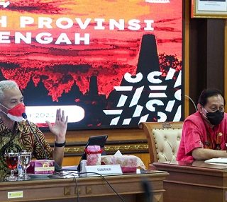 Pj Sekda Jateng, Prasetyo Aribowo (kanan), mendampingi Gubernur Ganjar Pranowo pada rapat penanganan Covid-19, Selasa (14/9)