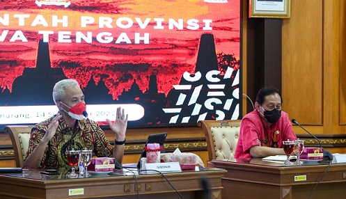 Pj Sekda Jateng, Prasetyo Aribowo (kanan), mendampingi Gubernur Ganjar Pranowo pada rapat penanganan Covid-19, Selasa (14/9)