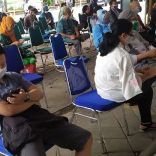 Calon penumpang kereta api di Stasiun Tawang antre untuk melakukan rapid test antigen sebagai syarat melakukan perjalanan dengan kereta api jarak jauh
