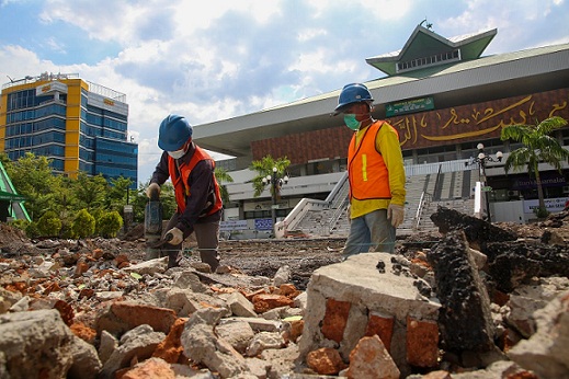 Renovasi Masjid Baiturrahman Semarang sudah dimulai. Bagian gerbang dibongkar agar nantinya tidak menutupi kemegahan masjid