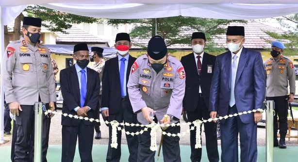 Kapolri meresmikan gedung baru Ponpes Assalam.
