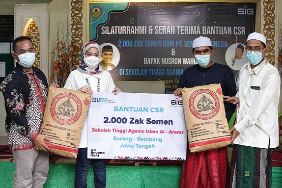 Corporate Secretary SIG, Vita Mahreyni (kedua kiri) bersama General Manager of CSR SIG (paling kiri) menyerahkan bantuan 2.000 zak semen kepada Ketua STAI Al-Anwar Dr. KH. Abdul Ghofur MA (kedua kanan), di Rembang, Jawa Tengah, Sabtu (4/9).