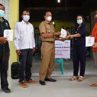 SIG menyerahkan bantuan sebanyak 2.000 paket multivitamin bagi warga di Kabupaten Pati, Blora, Rembang dan Grobokan, Jawa Tengah.