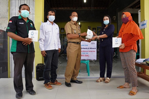 SIG menyerahkan bantuan sebanyak 2.000 paket multivitamin bagi warga di Kabupaten Pati, Blora, Rembang dan Grobokan, Jawa Tengah.