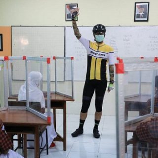 Gubernur Jateng, Ganjar Pranowo, melakukan sidak pelaksanaan pembelajaran tatap muka (PTM) di SMPN 5 Semarang