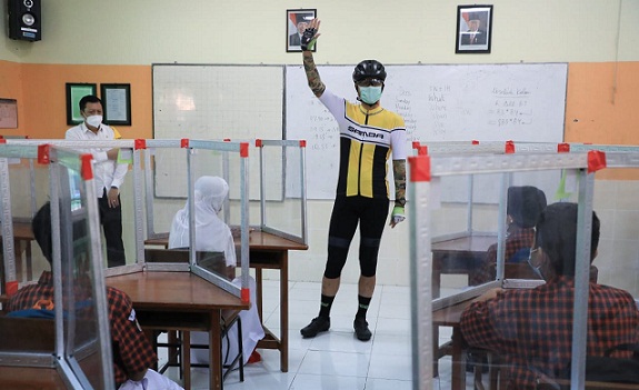 Gubernur Jateng, Ganjar Pranowo, melakukan sidak pelaksanaan pembelajaran tatap muka (PTM) di SMPN 5 Semarang