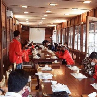 Ketua Bidang Pembinaan dan Prestasi KONI Jateng, Mugiyo Hartono memberikan semangat atlet sepak takraw Jateng yang akan berlaga di PON XX/Papua pada acara pelepasan tim.