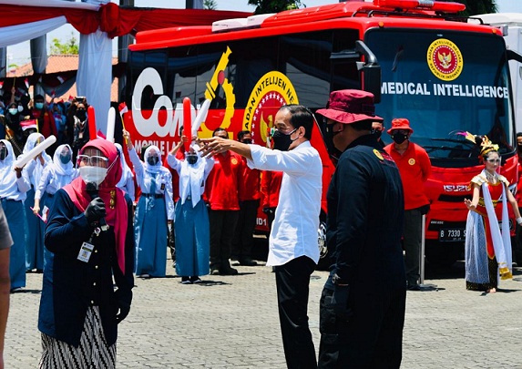 Presiden Joko Widodo didampingi Gubernur Jawa Tengah, Ganjar Pranowo, melakukan kunjungan ke Kabupaten Cilacap, salah satunya untuk meninjau pelaksanaan vaksinasi door to door, Kamis (23/9)