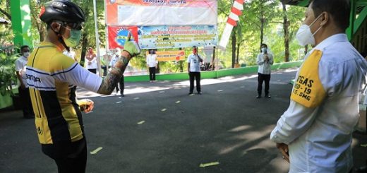 Gubernur Jateng, Ganjar Pranowo, melakukan sidak pelaksanaan pembelajaran tatap muka (PTM) di beberapa sekolah, salah satunya SMPN 5 Semarang