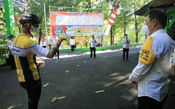 Gubernur Jateng, Ganjar Pranowo, melakukan sidak pelaksanaan pembelajaran tatap muka (PTM) di beberapa sekolah, salah satunya SMPN 5 Semarang