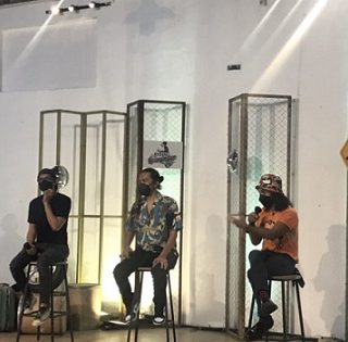 Wali Kota Semarang Hendrar Prihadi berdialog dengan para personel Slank di salah satu bangunan Kota Lama.