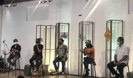 Wali Kota Semarang Hendrar Prihadi berdialog dengan para personel Slank di salah satu bangunan Kota Lama.