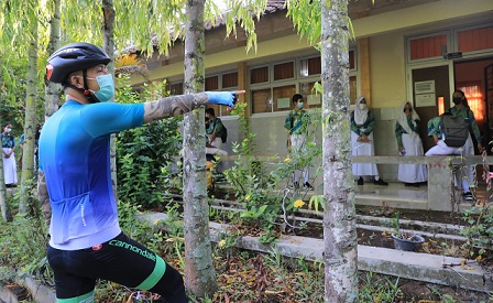 Gubernur Ganjar Pranowo mendapati siswa yang masih berkerumun sesaat sebelum memasuki ruang kelas di SMPN 33 Semarang pagi tadi, Rabu (15/9)