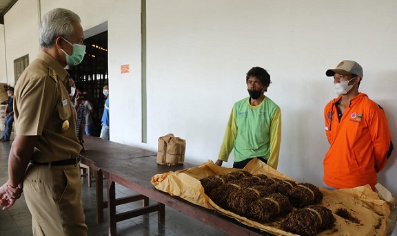 Gubernur Ganjar Pranowo melihat aktivitas pembelian tembakau petani di gudang tembakau PT Djarum, di Temanggung, Senin (6/9)