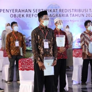 Penyerahan sertifikat program redistribusi tanah di Jateng yang dihadiri Presiden RI secara virtual dan disaksikan Gubernur Ganjar Pranowo, Rabu (22/9)