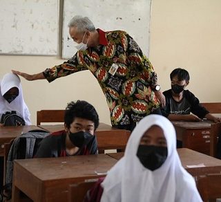 Gubernur Jateng Ganjar Pranowo, mengecek kegiatan siswa SMP Negeri 3 Sawit, Boyolali, sebelum mendampingi kunjungan kerja Presiden Joko Widodo di Solo Raya, Senin (13/9)