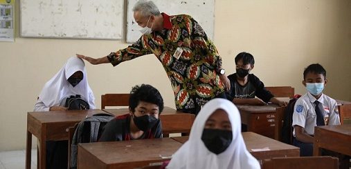Gubernur Jateng Ganjar Pranowo, mengecek kegiatan siswa SMP Negeri 3 Sawit, Boyolali, sebelum mendampingi kunjungan kerja Presiden Joko Widodo di Solo Raya, Senin (13/9)