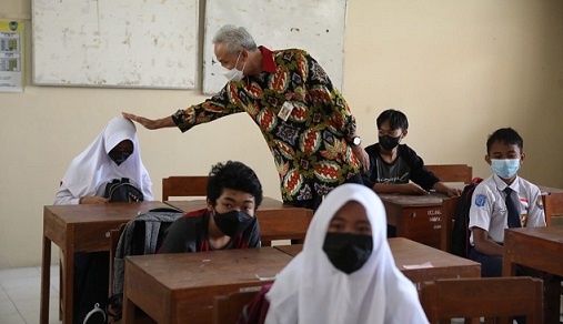 Gubernur Jateng Ganjar Pranowo, mengecek kegiatan siswa SMP Negeri 3 Sawit, Boyolali, sebelum mendampingi kunjungan kerja Presiden Joko Widodo di Solo Raya, Senin (13/9)