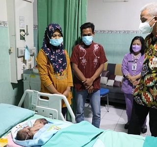 Gubernur Jawa Tengah, Ganjar Pranowo, menengok bayi kembar siam Arka dan Arya di RSUD Moewardi Surakarta, untuk memastikan penanganan medis bayi dari pasangan Slamet dan Tri Mulyani, warga Kaliwungu, Kabupaten Semarang