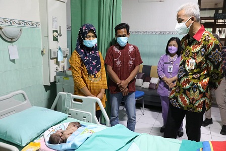 Gubernur Jawa Tengah, Ganjar Pranowo, menengok bayi kembar siam Arka dan Arya di RSUD Moewardi Surakarta, untuk memastikan penanganan medis bayi dari pasangan Slamet dan Tri Mulyani, warga Kaliwungu, Kabupaten Semarang