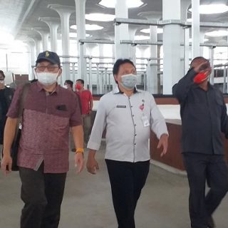 Pelaksana Harian (Plh) Kepala Dinas Perdagangan Kota Semarang Mujoko Raharjo meninjau Pasar Johar Baru Semarang, Rabu (22/9).