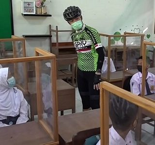 Gubernur Jateng Ganjar Pranowo meninjau kegiatan belajar mengajar pascadibukanya pelajaran tatap muka.