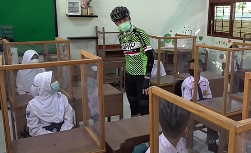 Gubernur Jateng Ganjar Pranowo meninjau kegiatan belajar mengajar pascadibukanya pelajaran tatap muka.