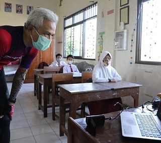 Pembelajaran tatap muka (PTM) di beberapa sekolah Kota Semarang menjadi perhatian Gubernur Ganjar Pranowo di sela kegiatan gowes