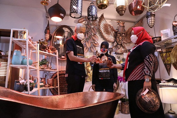 Gubernur Jateng Ganjar Pranowo melihat produk UKM Jawa Tengah pad pelaksanaan UKM Virtual Expo 2021