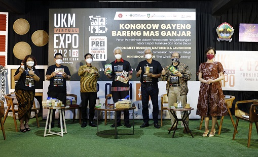 Gubernur Jateng Ganjar Pranowo, Kepala BI Jateng Pribadi Santoso, Kepala OJK Jateng - DIY Aman Santosa, Wali Kota Solo Gibran Rakabuming Raka, dan Dirut Bank Jateng Supriyatno memperlihatkan produk UKM di acara Kongkow Gayeng Bareng Mas Ganjar dalam rangkaian UKM Virtual Expo 2021 di Co Working Space Bank Jateng Cabang Koordinator Surakarta, Selasa (21/9/2021).
