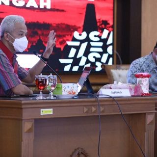 Gubernur Ganjar Pranowo memimpin Rapat Penanganan Covid-19 di Jawa Tengah, Selasa (21/9)