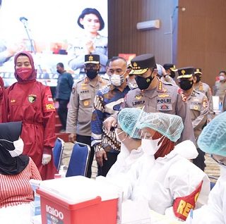 Kapolri Jenderal Pol Listyo Sigit meninjau kegiatan vaksinasi massal yang dilakukan Badan Eksekutif Mahasiswa Seluruh Indonesia, di Universitas Esa Unggul, Jakarta Barat, Rabu (1/8). 