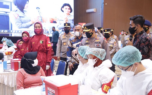 Kapolri Jenderal Pol Listyo Sigit meninjau kegiatan vaksinasi massal yang dilakukan Badan Eksekutif Mahasiswa Seluruh Indonesia, di Universitas Esa Unggul, Jakarta Barat, Rabu (1/8). 