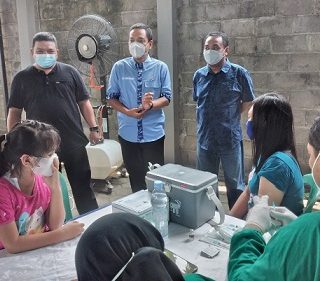 Anggota DPR RI Komisi X Sukawijaya memantau kegiatan vaksinasi di Kendal dalam rangka hari Bulan Bakti Partai Demokrat, Senijn (27/9).