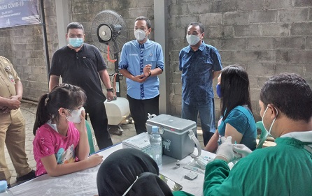 Anggota DPR RI Komisi X Sukawijaya memantau kegiatan vaksinasi di Kendal dalam rangka hari Bulan Bakti Partai Demokrat, Senijn (27/9).