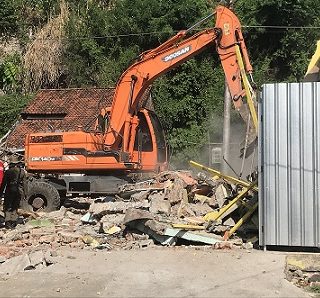 Alat berat dikerahkan Satpol PP Semarang untuk membongkar 26 rumah tak berizin di di Kampung Karang Jangkang, Ngemplak Simongan, Kecamatan Semarang Barat, Selasa (7/9).