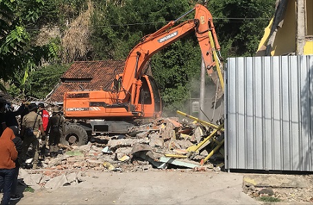 Alat berat dikerahkan Satpol PP Semarang untuk membongkar 26 rumah tak berizin di di Kampung Karang Jangkang, Ngemplak Simongan, Kecamatan Semarang Barat, Selasa (7/9).